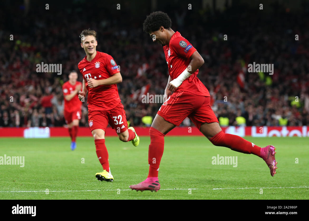 Il Bayern Monaco di Baviera Serge Gnabry punteggio celebra il suo lato il settimo obiettivo del gioco durante la partita della UEFA Champions League a Tottenham Hotspur Stadium, Londra. Foto Stock