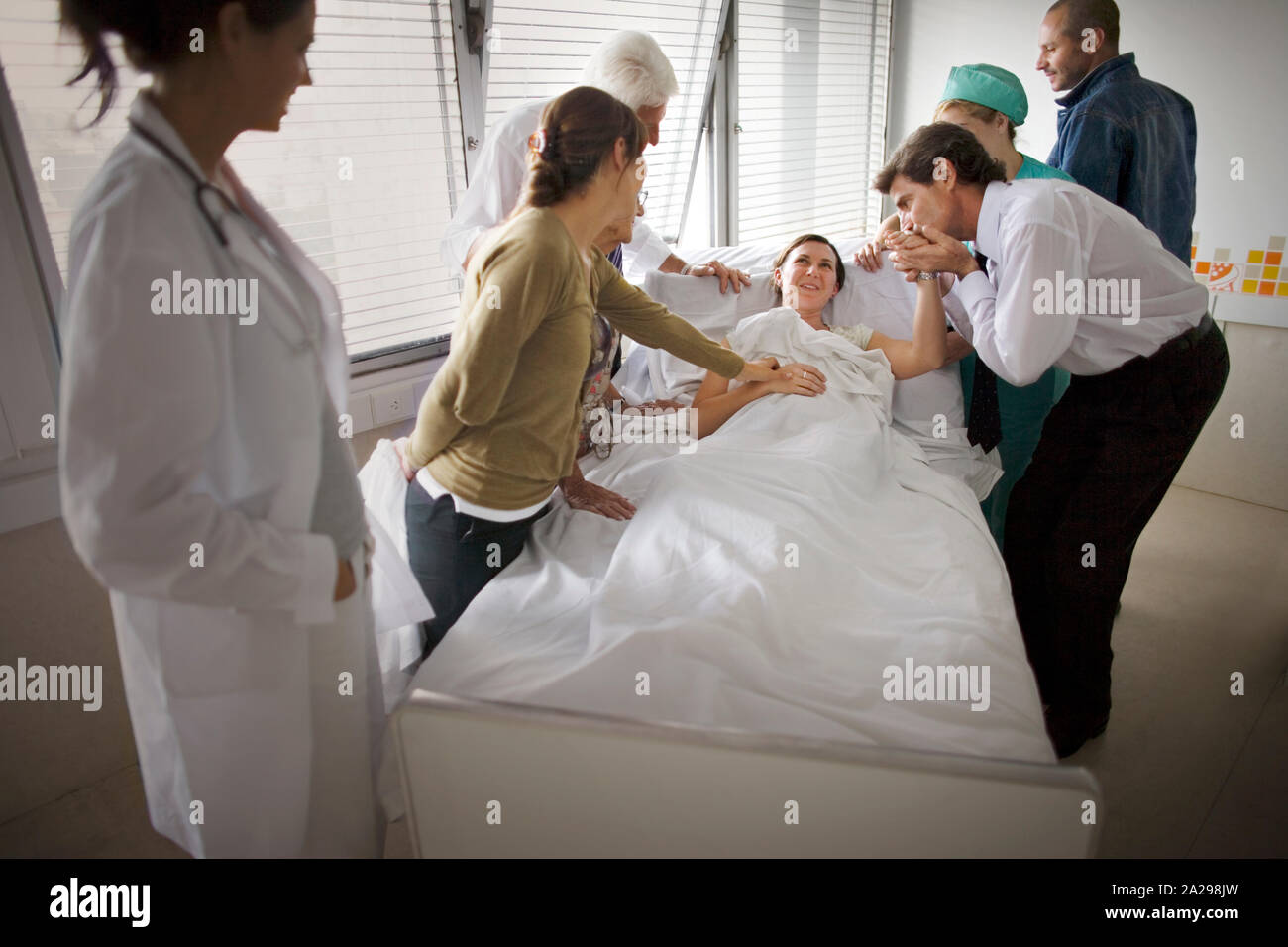 Vista di una donna allietati sul suo letto di ospedale. Foto Stock