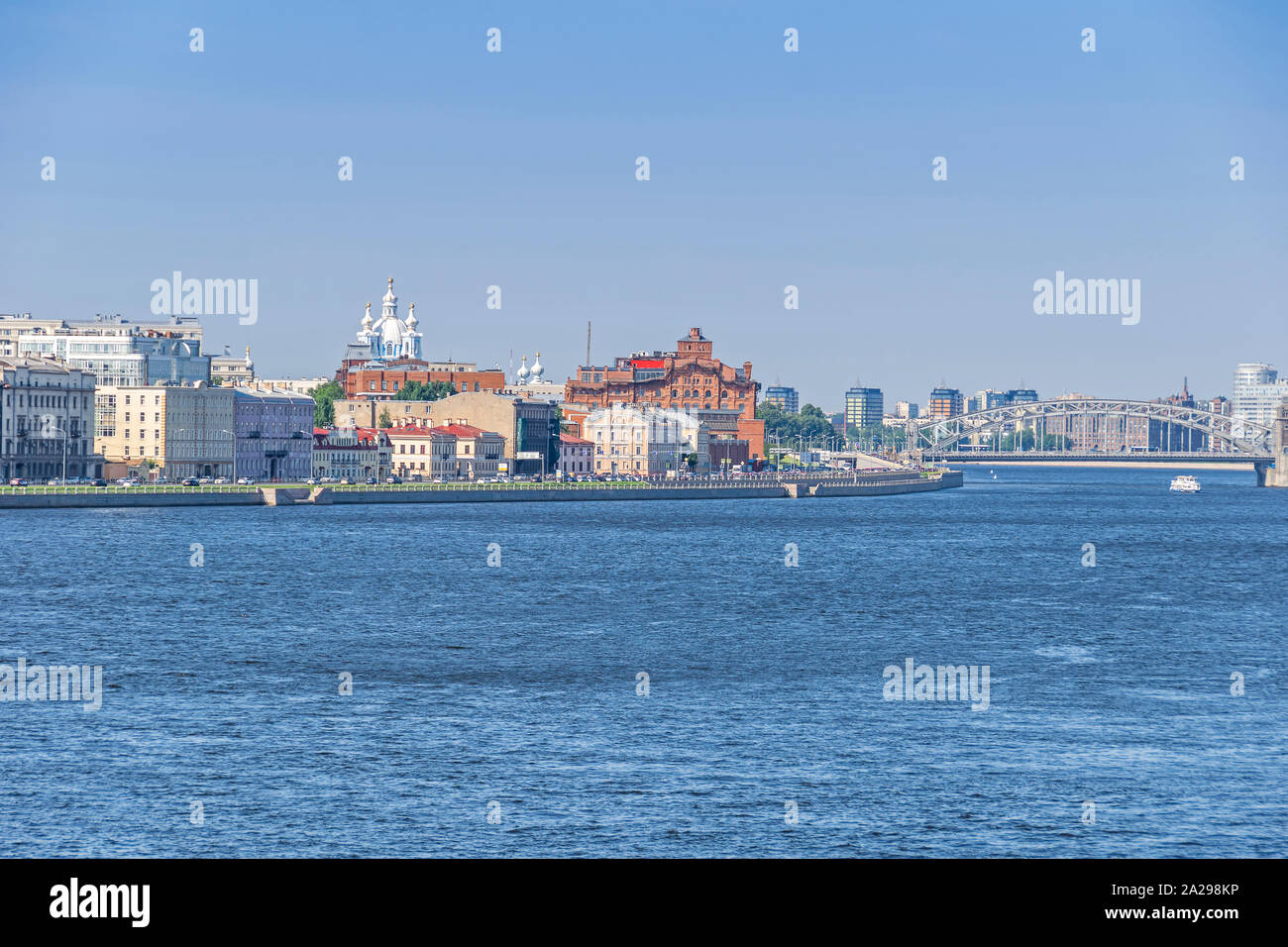 Sinopskaya argine del fiume Neva con Convento Smolny, edifici storici del thread Nevskaya Manufactory Partenariato e Bolsheokhtinsky B Foto Stock Sinopskaya argine del fiume Neva con Convento Smolny, edifici storici del thread Nevskaya Manufactory Partenariato e Bolsheokhtinsky B Foto Stock