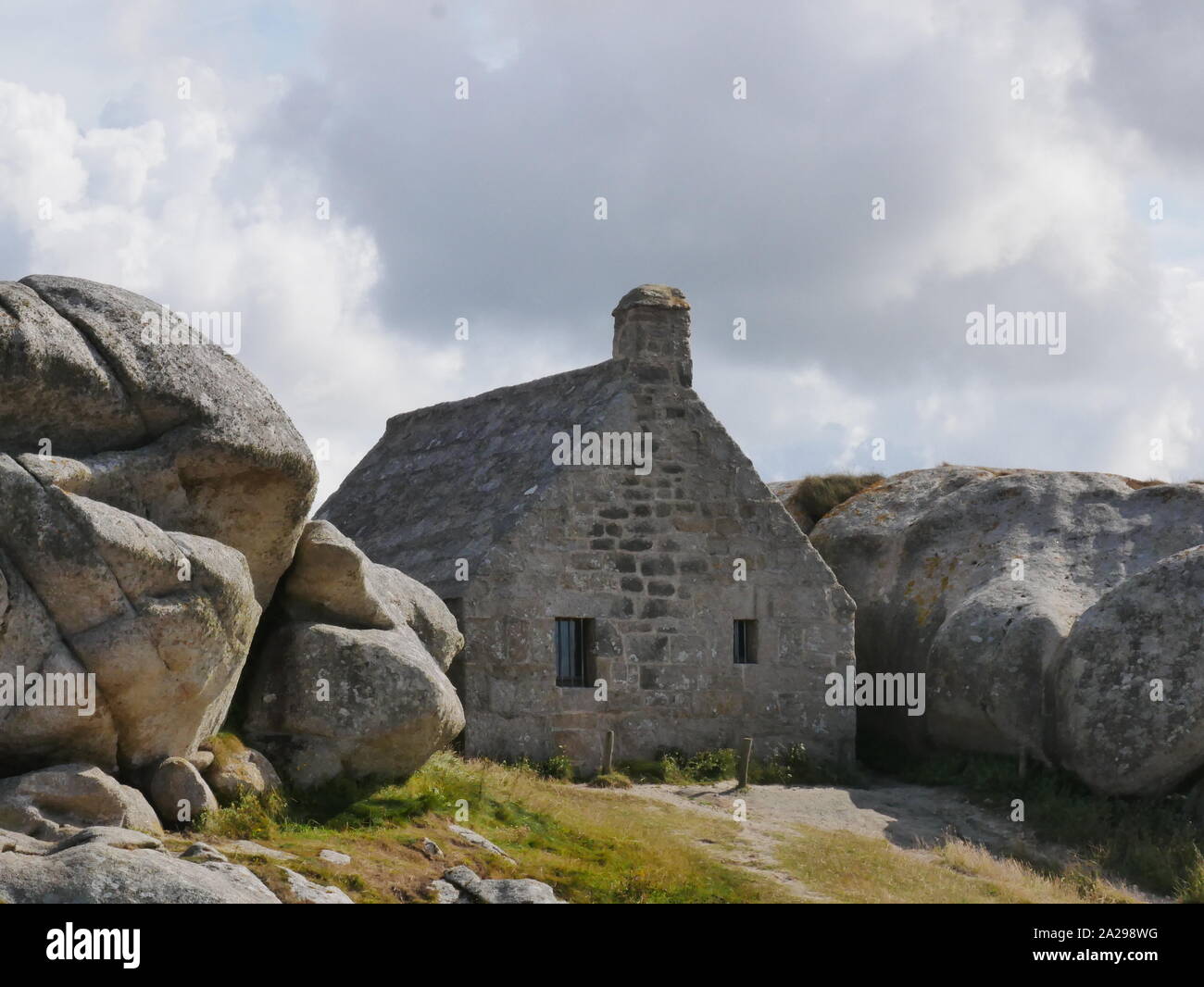 La Maison des douaniers de meneham kerlouan ,bretagne , maison bretonne derrière les Géants comporta rochers en granit Foto Stock