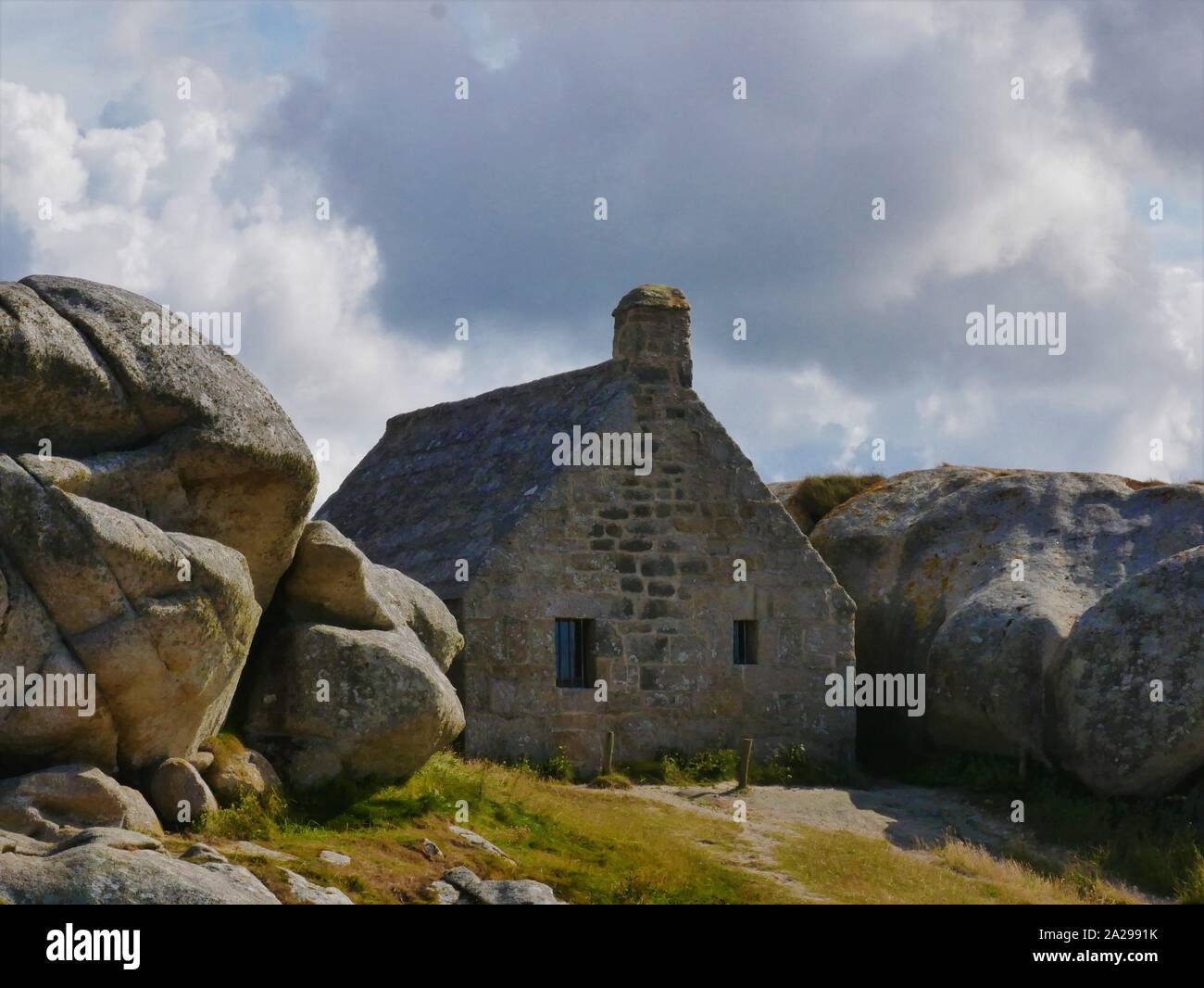 La Maison des douaniers de meneham kerlouan ,bretagne , maison bretonne derrière les Géants comporta rochers en granit Foto Stock