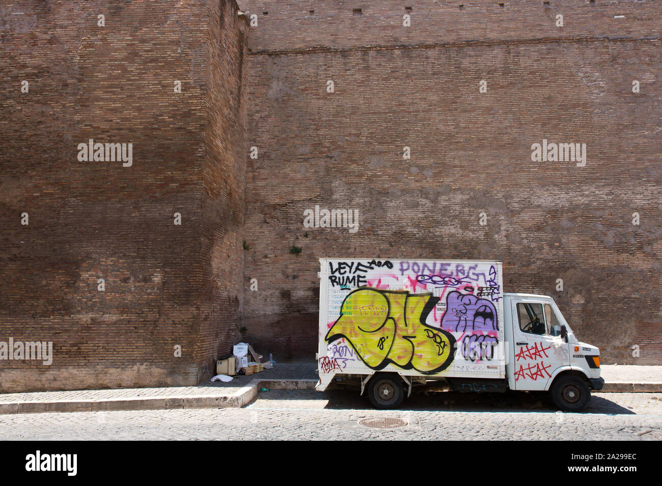 Roma - Consegna van spraypainted con grafitti davanti le vecchie mura della città Foto Stock