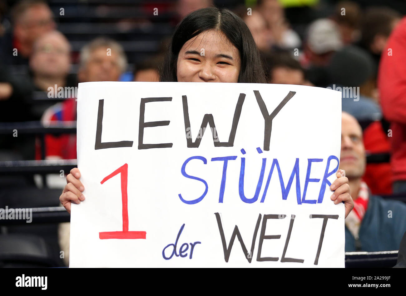 Un Bayern Monaco di Baviera la ventola può contenere fino a firmare per Robert Lewandowski durante la UEFA Champions League a Tottenham Hotspur Stadium, Londra. Foto Stock