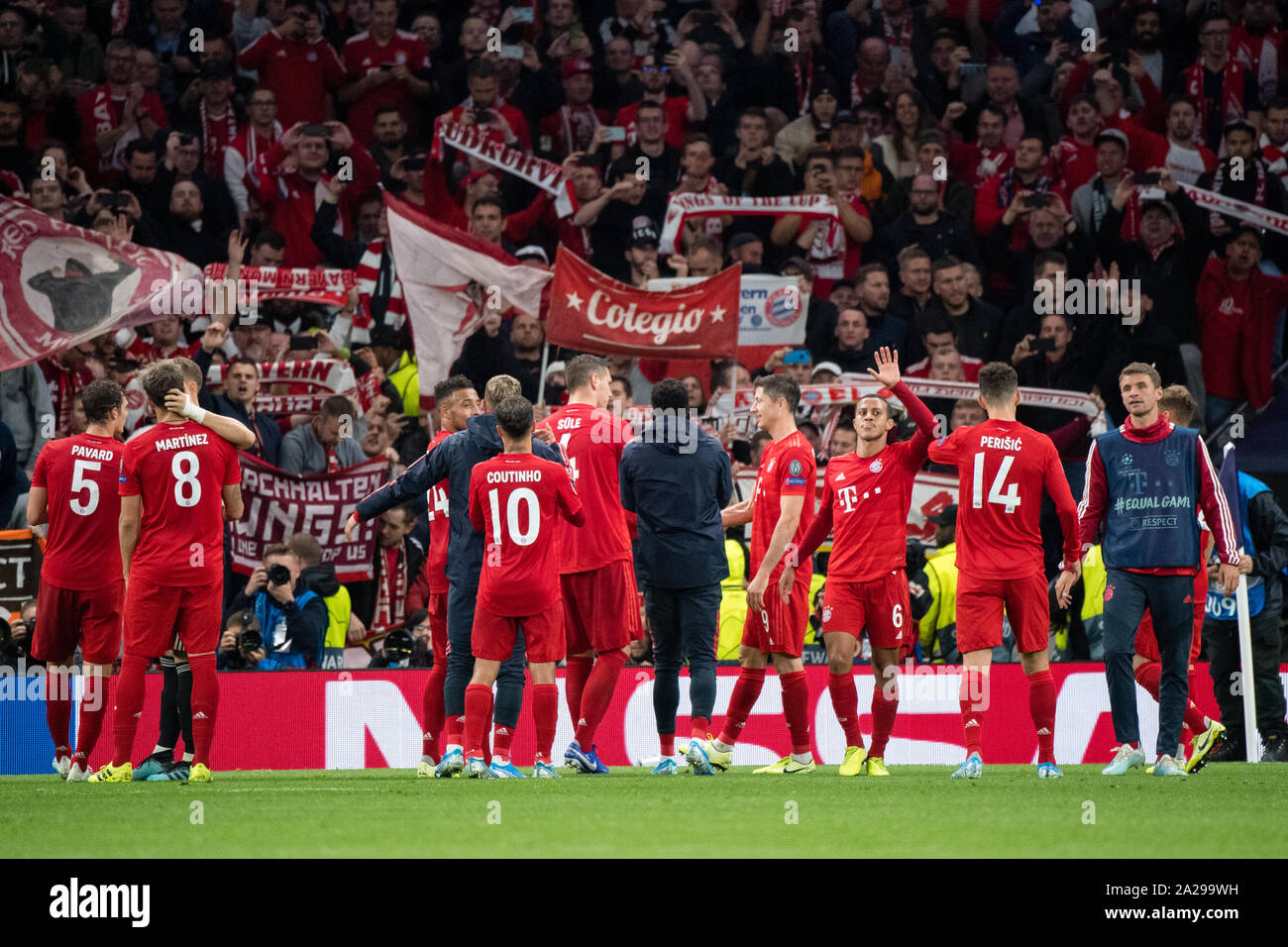 Londra, Regno Unito. 01 ott 2019. Calcio: Champions League Tottenham Hotspur - FC Bayern Monaco, fase di gruppo, gruppo B, seconda giornata a Tottenham Hotspur Stadium. I giocatori del Bayern celebrare la loro vittoria con i tifosi. Sulla destra, Thomas Müller (r) e Thiago (terzo da destra) da FC Bayern Monaco run. Credito: Matthias esitano di fronte/dpa/Alamy Live News Foto Stock