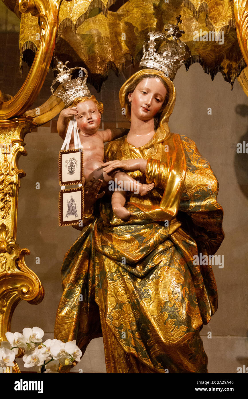 Statua di Nostra Signora del Monte Carmelo con il Bambino Gesù e lo scapolare in "Santa Maria del Carmine in chiesa. Foto Stock