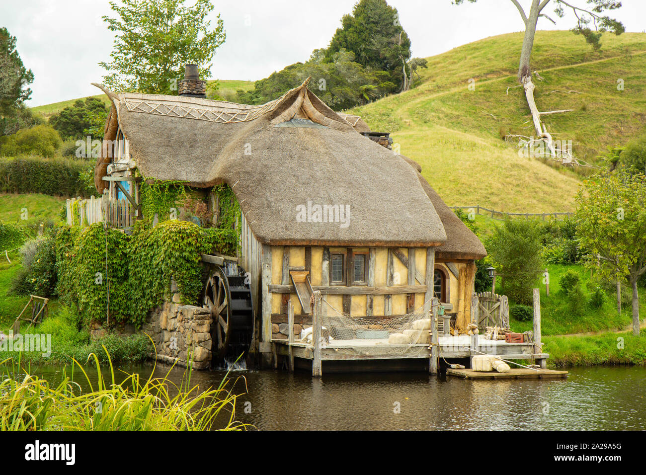 2017, 2 maggio, Hobbiton movie set in Matamata, Nuova Zelanda - Green Dragon inn Foto Stock