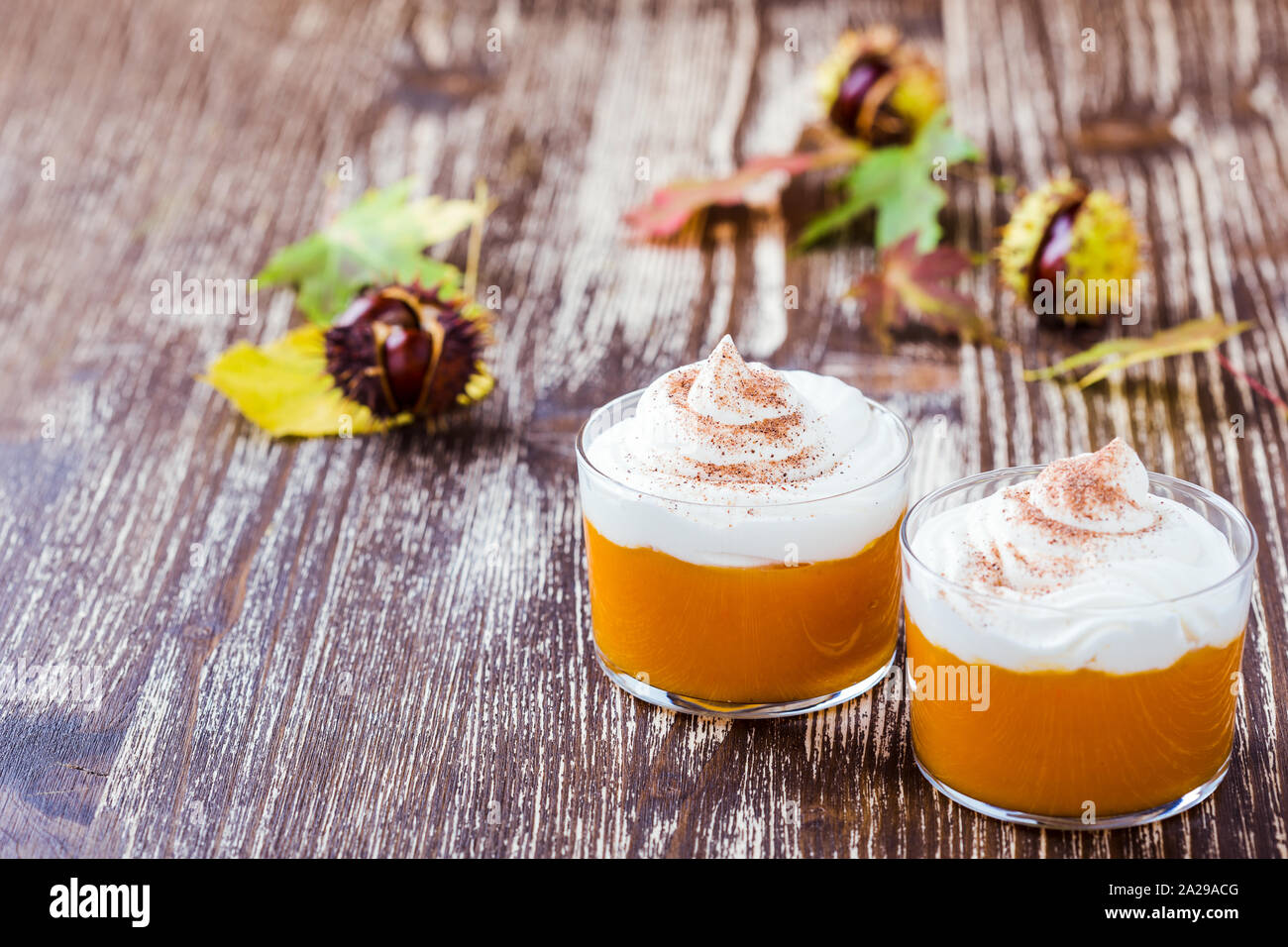 Dessert autunnale, mousse di zucca con panna montata in bicchieri Foto Stock