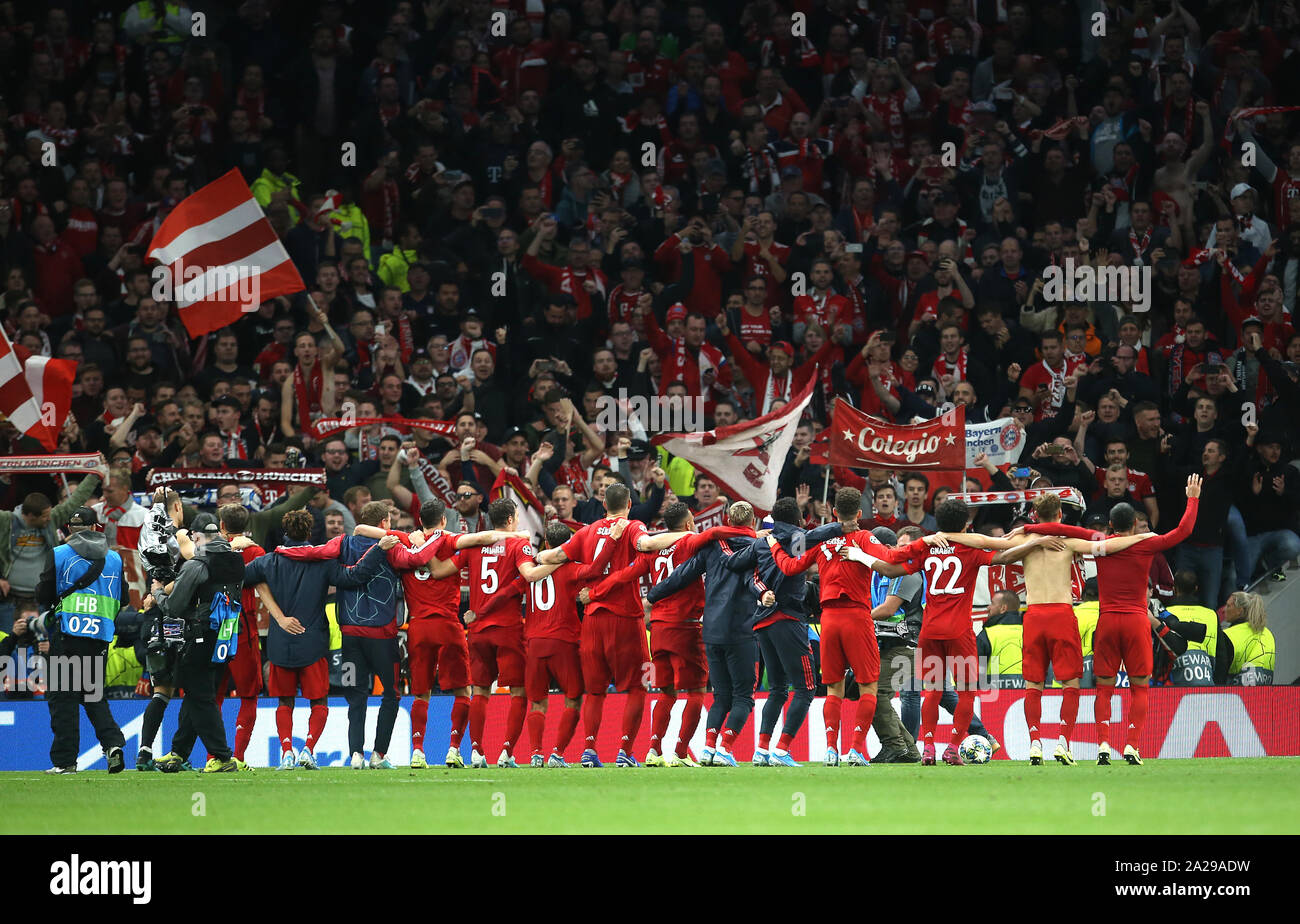 Il Bayern Monaco giocatori festeggiare dopo il fischio finale durante la UEFA Champions League a Tottenham Hotspur Stadium, Londra. Foto Stock