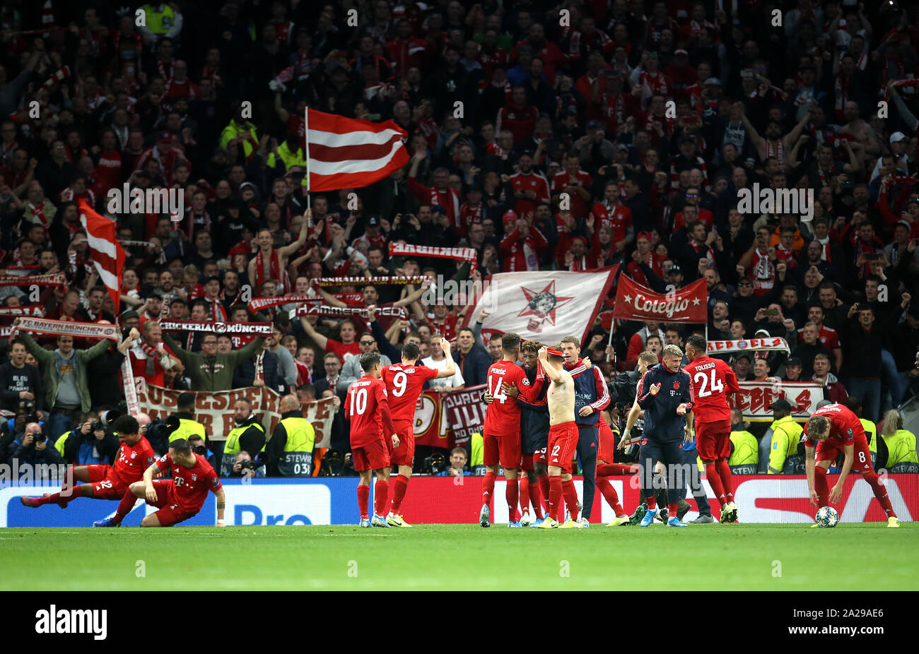 Il Bayern Monaco giocatori festeggiare dopo il fischio finale durante la UEFA Champions League a Tottenham Hotspur Stadium, Londra. Foto Stock
