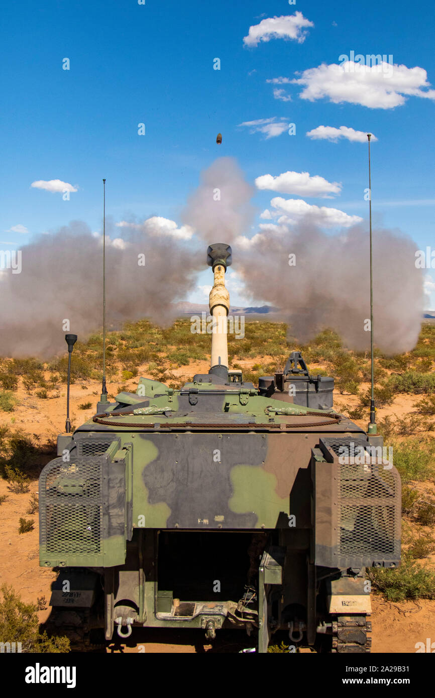 Un M109A6 Paladin obice assegnato al trentesimo Armored Brigade Combat Team, North Carolina National Guard incendi a 155mm rotondo durante un Combat Arms Live esercitazione antincendio a Fort Bliss area formazione, 20 settembre 2019. Un CALFEX è una formazione culminante nel caso in cui molteplici piattaforme per armi fire e manovrare simultaneamente. Foto Stock