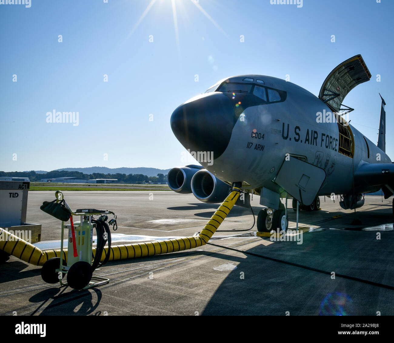 Equipaggio di aria e il personale di manutenzione dal 117Air Refuelling Wing preparare KC-135R Stratotankers per uno storico 8 nave lanciare al 117Air Refuelling, Sumpter Smith ANGB, Birmingham, Alabama Settembre 4, 2019. (U.S. Air National Guard foto di Ken Johnson) Foto Stock