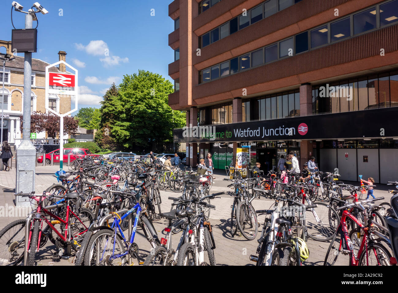 Esterno di Watford Junction stazione ferroviaria, Watford, Hertfordshire, Regno Unito con le biciclette parcheggiate fuori Foto Stock