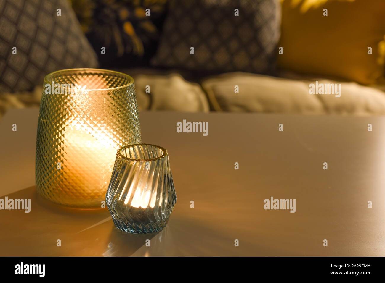 Accogliente sala interna all'interno di una casa di famiglia soggiorno al lume di candela Foto Stock