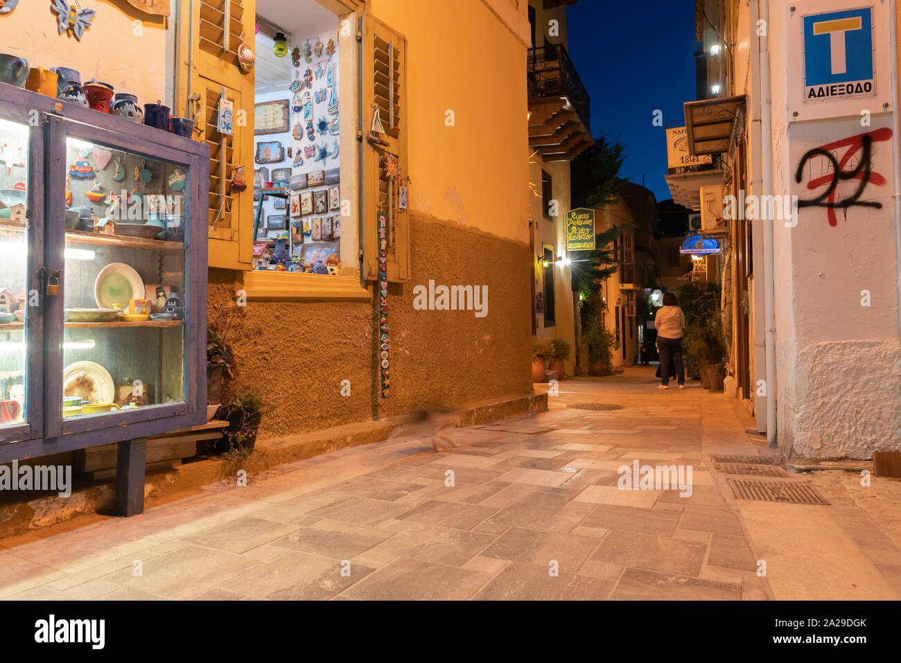 Napflio Grecia - 17 luglio 2019; città turistica lane di notte con negozio di souvenir display. Foto Stock