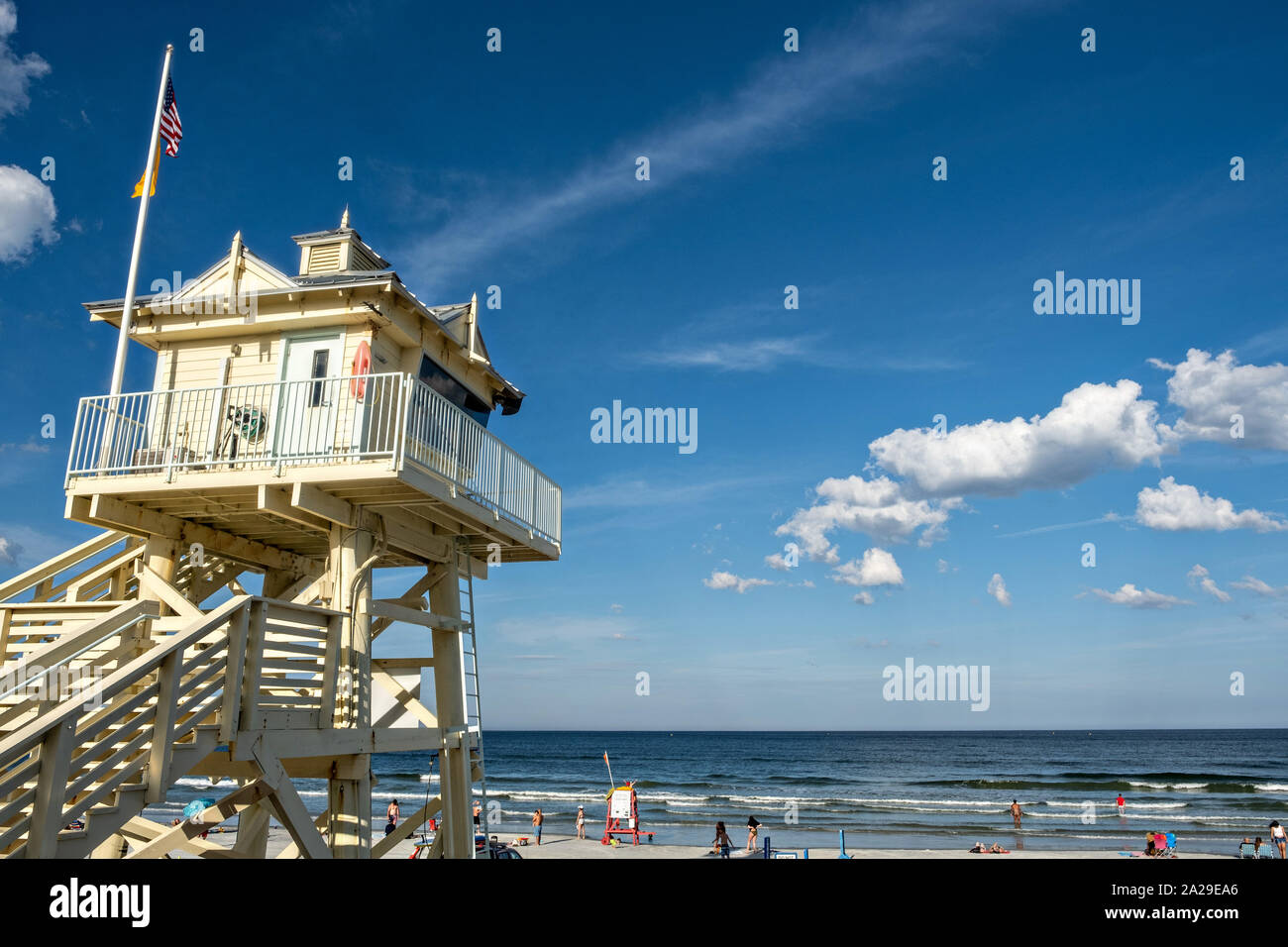 I bagnini torre lungo Viale Flagler Boardwalk in New Smyrna Beach, Florida. Foto Stock