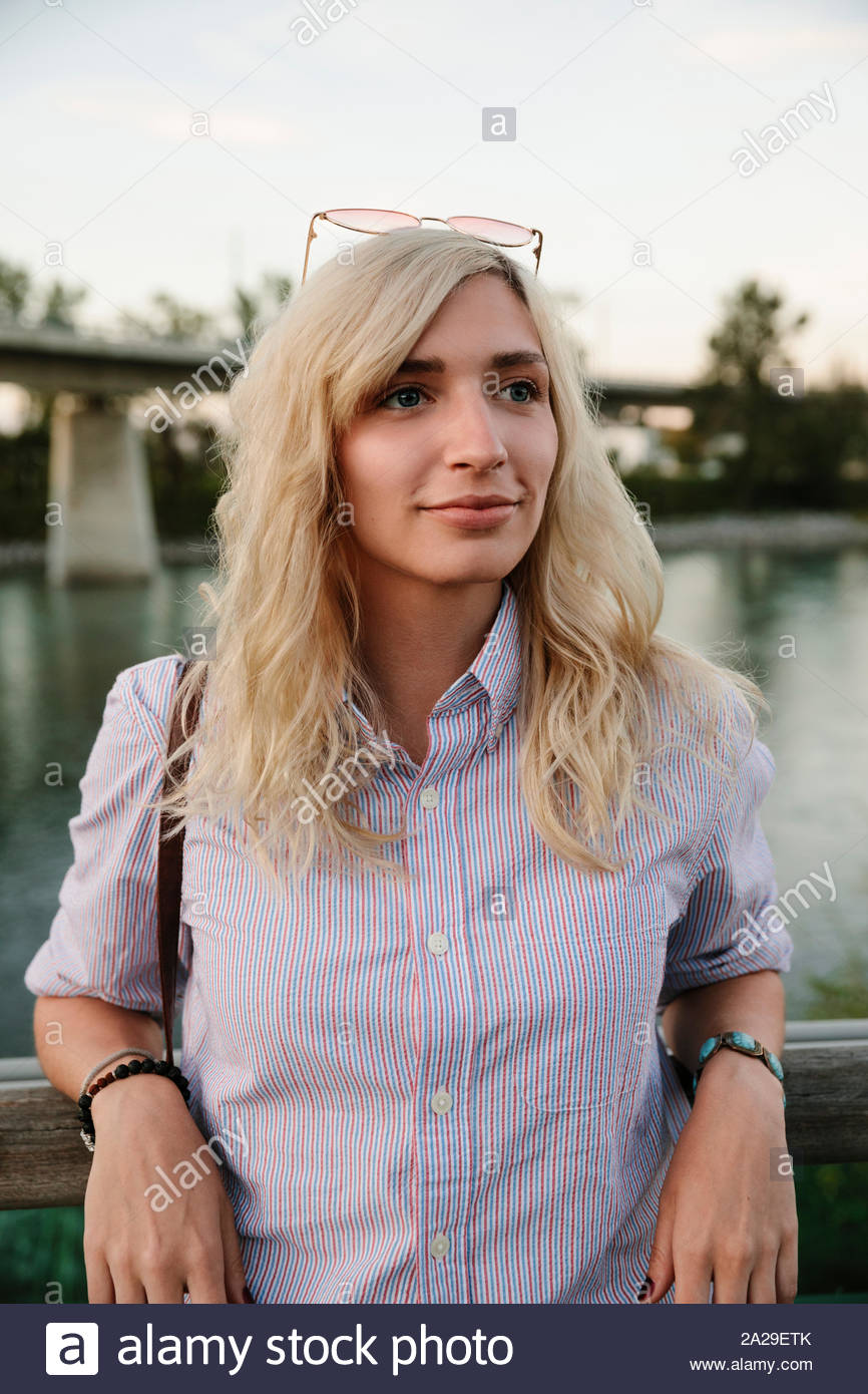 Fiducioso giovane donna che guarda lontano Foto Stock