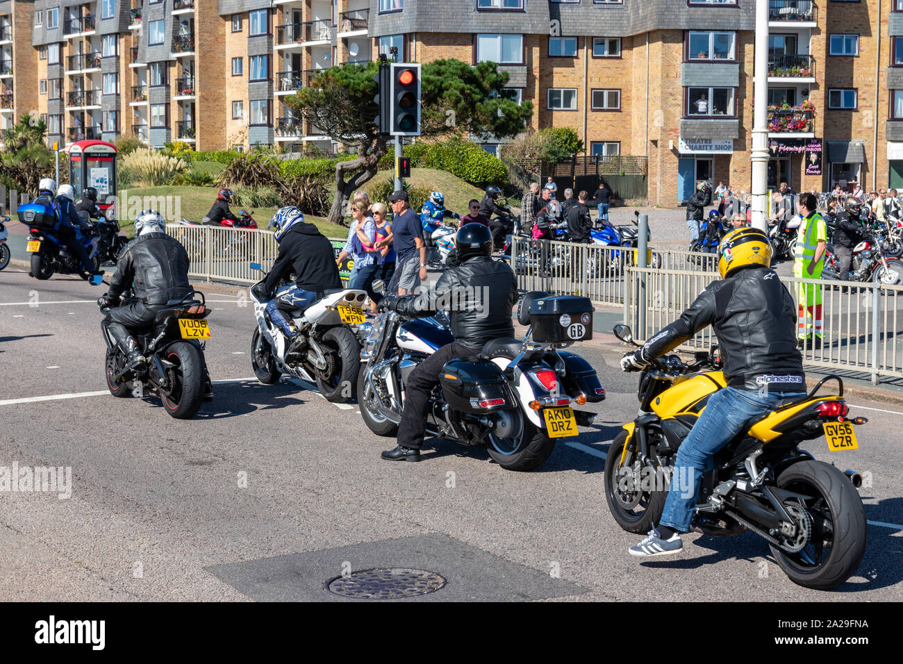 Un gruppo di motociclisti sulla strada sulla loro moto indossano pelli Foto Stock