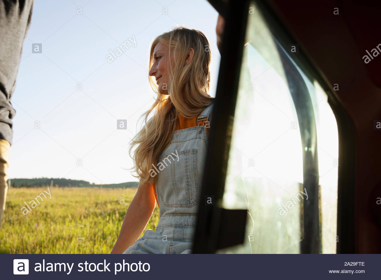Ritratto di giovane donna con capelli lunghi biondi in camper Foto Stock