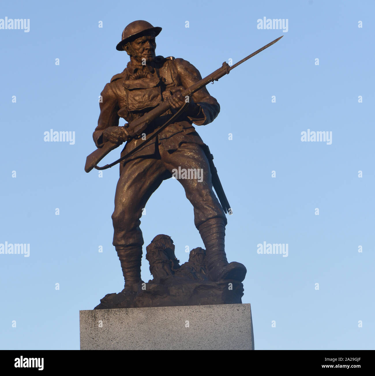 Statua di un soldato sulla Cenotaph legislativa della Columbia Britannica di fronte Agli Edifici del Parlamento della Columbia Britannica. Belleville Street, Victoria, Foto Stock