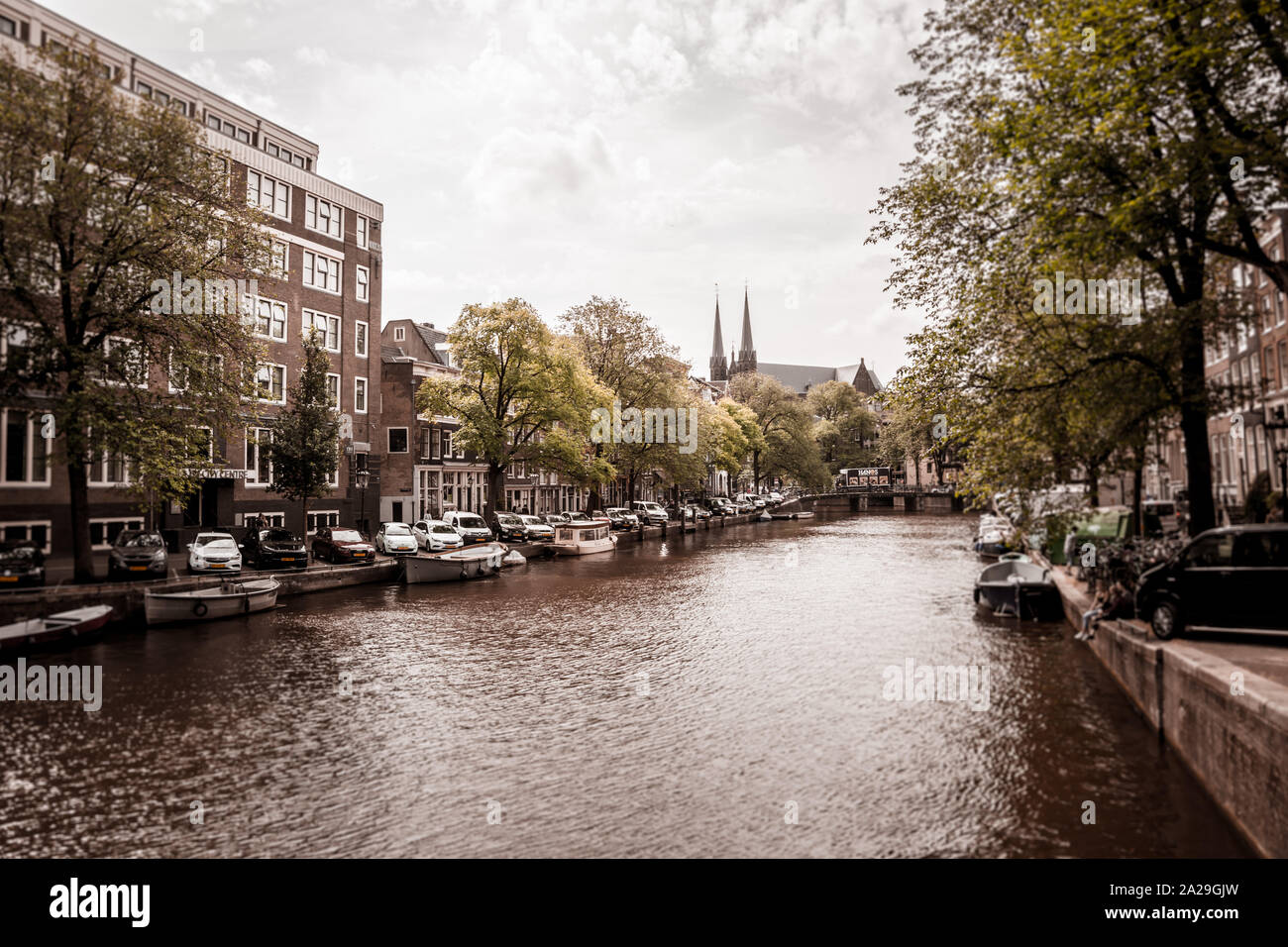 Amsterdam/Niederlande/ Luglio 18, 2019: la splendida vista di un canale di Amsterdam Foto Stock