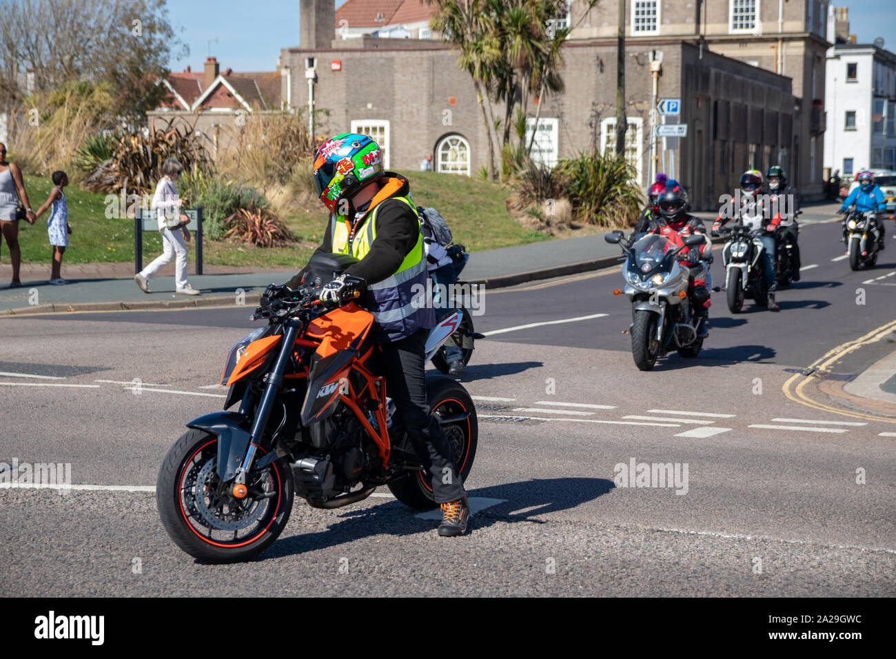Un gruppo di motociclisti sulla strada sulla loro moto indossano pelli Foto Stock