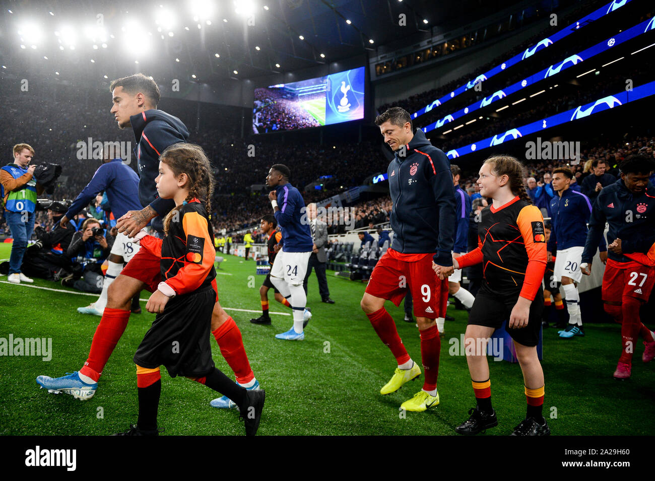 Philippe Coutinho dal Bayern Monaco di Baviera (L) e Robert Lewandowski dal Bayern Monaco di Baviera (R) durante la UEFA Champions League (Gruppo B) match tra Tottenham Hotspur e Bayern Monaco.(punteggio finale; Tottenham Hotspur 2:7 Bayern Monaco di Baviera) Foto Stock