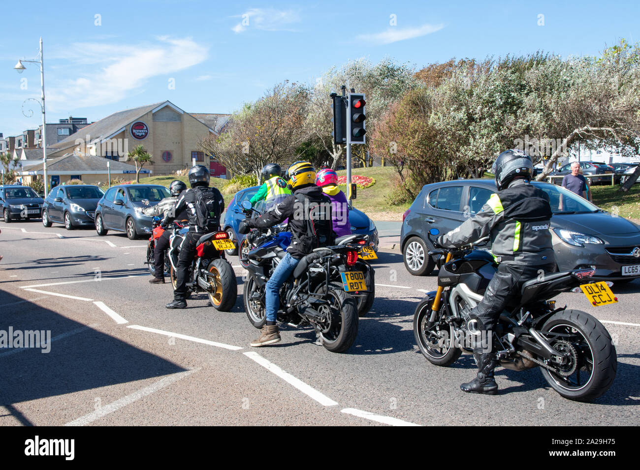16/09/2019 Bognor Regis, West Sussex, Regno Unito un gruppo di motociclisti sulla strada sulla loro moto indossano pelli Foto Stock