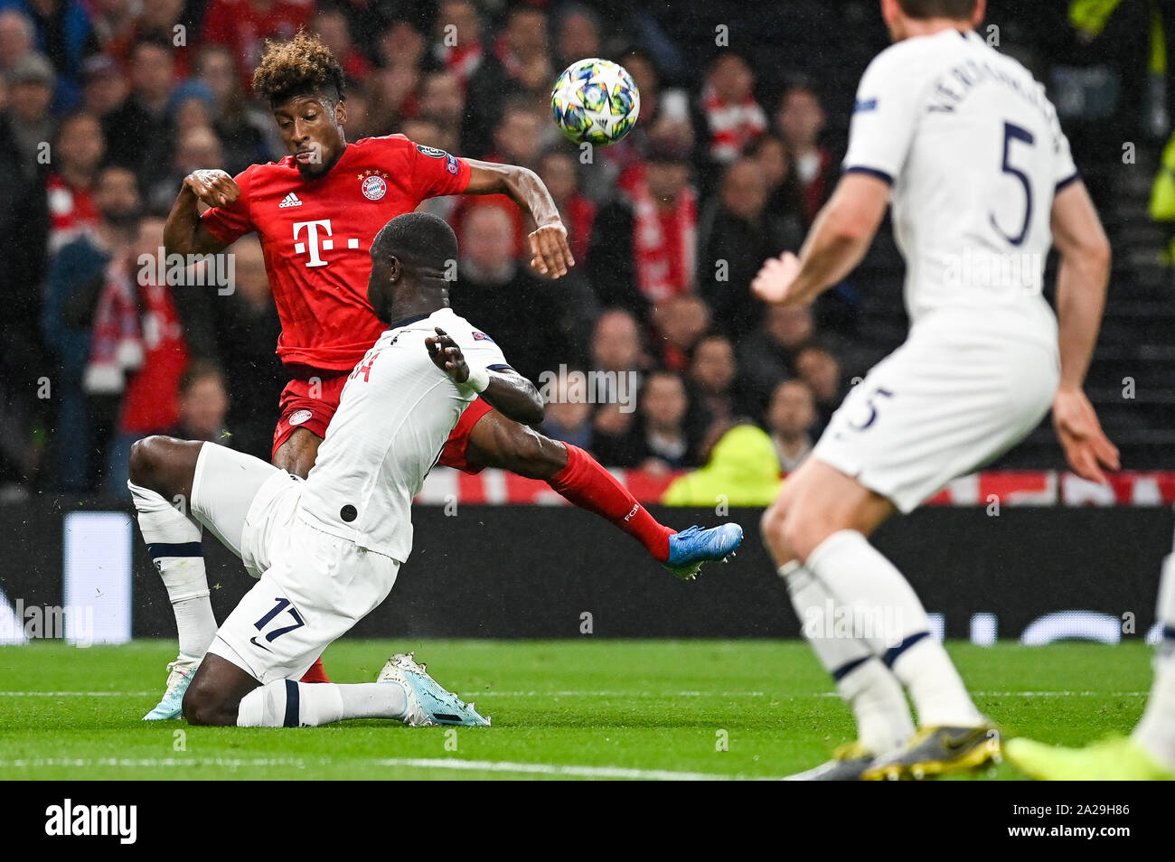 Kingsley Coman da Bayern Monaco di Baviera (L) e Moussa Sissoko dal Tottenham Hotspur (R) sono visto in azione durante la UEFA Champions League (Gruppo B) match tra Tottenham Hotspur e Bayern Monaco.(punteggio finale; Tottenham Hotspur 2:7 Bayern Monaco di Baviera) Foto Stock