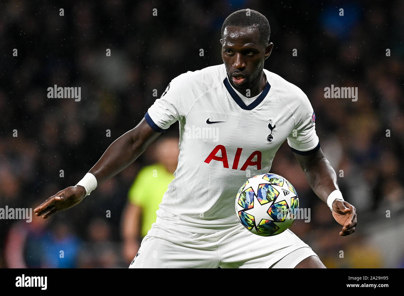 Tanguy Ndombele dal Tottenham Hotspur visto in azione durante la UEFA Champions League (Gruppo B) match tra Tottenham Hotspur e Bayern Monaco.(punteggio finale; Tottenham Hotspur 2:7 Bayern Monaco di Baviera) Foto Stock