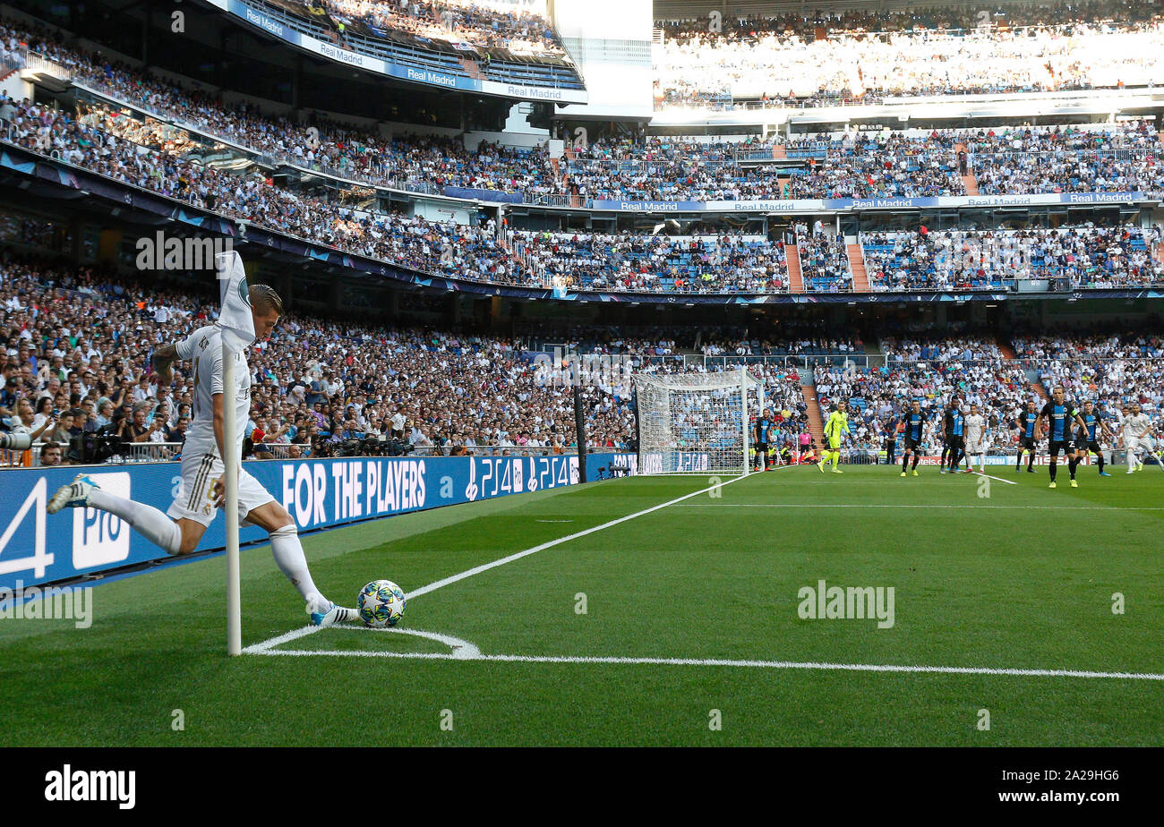 Real Madrid CF Toni Kroos prende un calcio d'angolo durante la UEFA Champions League match tra il Real Madrid e il Club Brugge a Santiago Bernabeu Stadium.(punteggio finale: Real Madrid 2-2 Bruges) Foto Stock