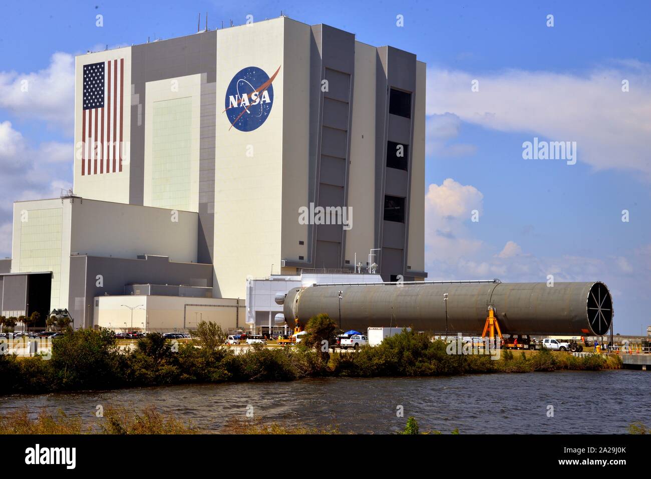 NASA Pegasus Barge, offre il 212-piede fase core pathfinder per lo spazio del sistema di lancio (SLS) rocket.Con un peso pari a 228,000 libbre, il Pathfinder è un full-scale mock-up del razzo core stadio e verrà utilizzato per la convalida di attrezzature di supporto a terra e dimostrare se esso può essere integrato con impianti di Kennedy. Foto Stock