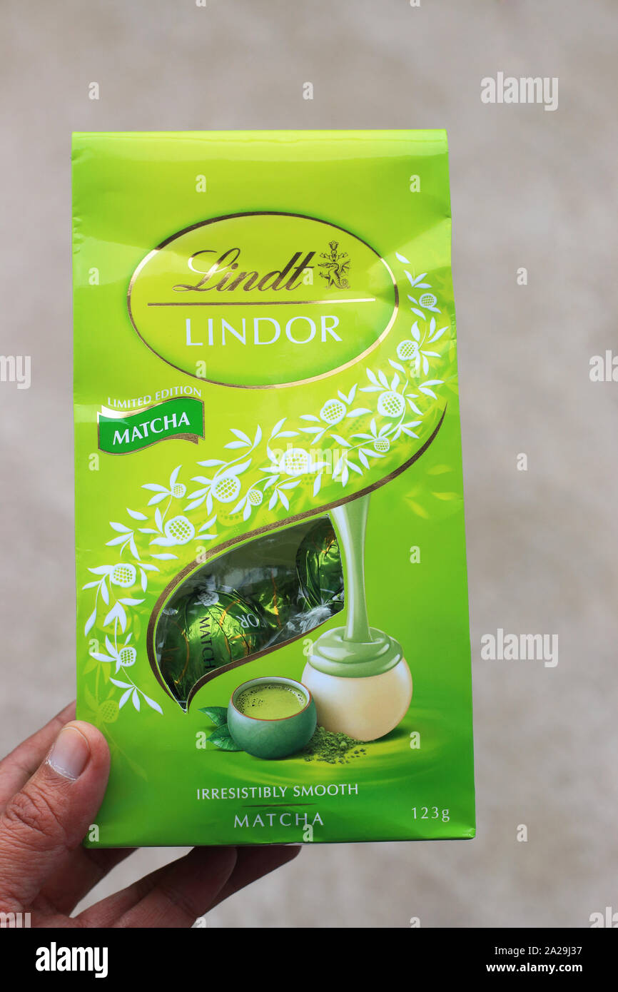 Close up Lindt Lindor Matcha Tea gusto cioccolatini Foto stock - Alamy