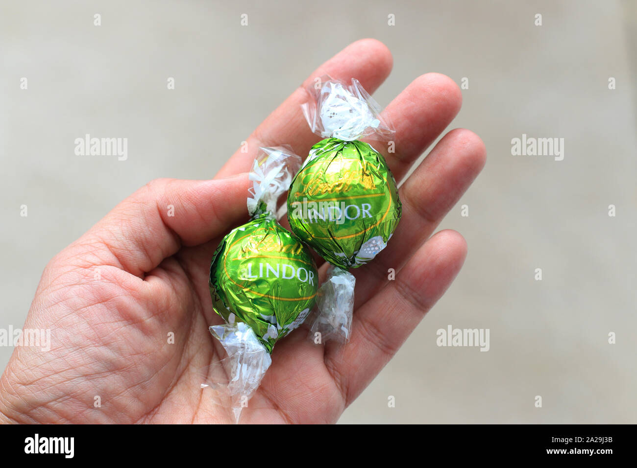Close up Lindt Lindor Matcha Tea gusto cioccolatini Foto Stock