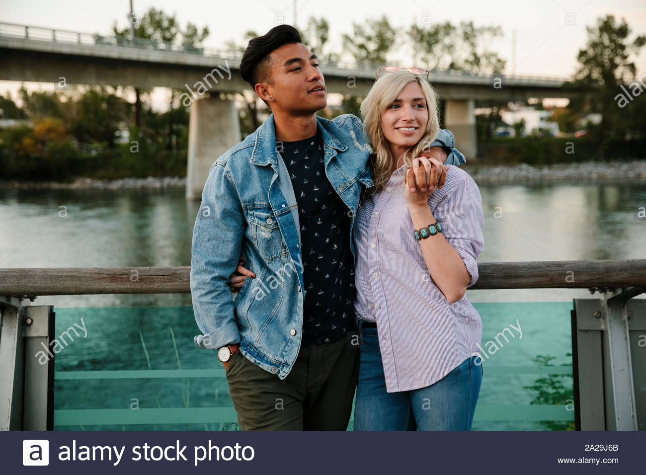 Affettuosa coppia giovane a livello urbano waterfront Foto Stock
