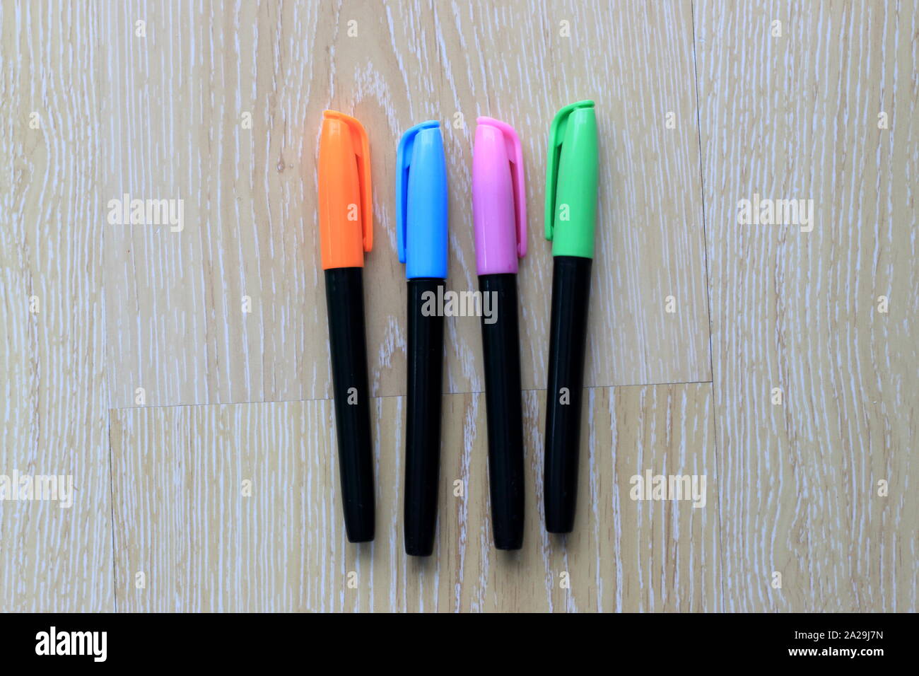 Set di marcatori colorati penne sullo sfondo di legno Foto Stock