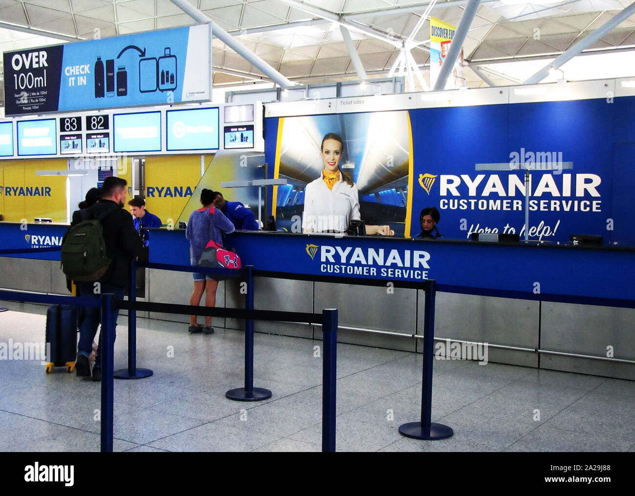 La compagnia Ryanair banco per il check in si vede all'Aeroporto Stansted di Londra. Foto Stock