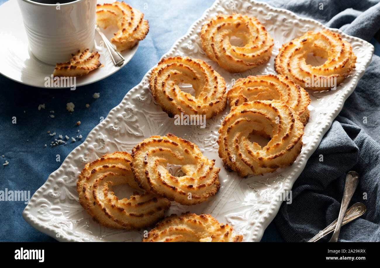 Una piastra di amaretto cocco biscotti. Foto Stock