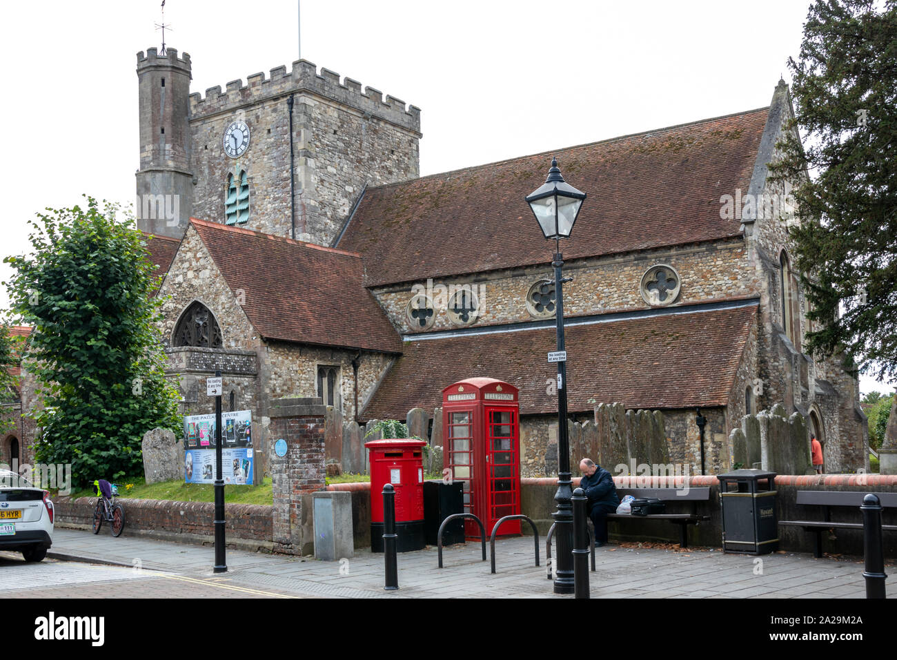 La parte anteriore di st la fede della Chiesa, Havant Hampshire Foto Stock