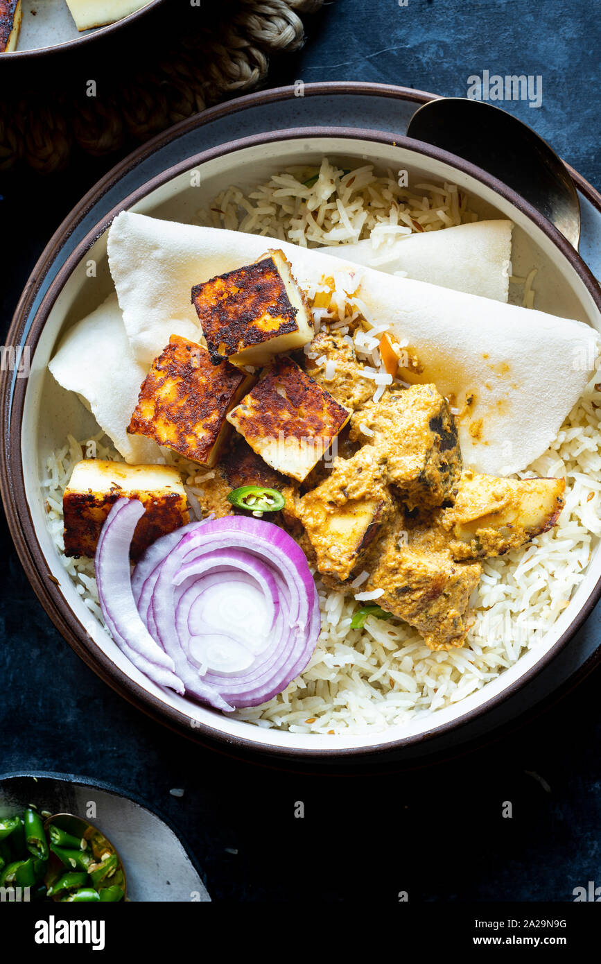 Indiano Vegetariano - Cena Shahi (Royal) Paneer Curry , il cumino riso riso e pasta con cipolla e peperoncini verdi. Foto Stock