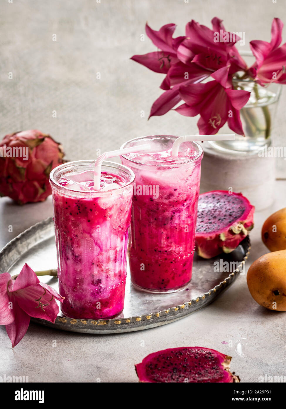Drago di mango frullato di frutta con latte di cocco sul tavolo Foto Stock