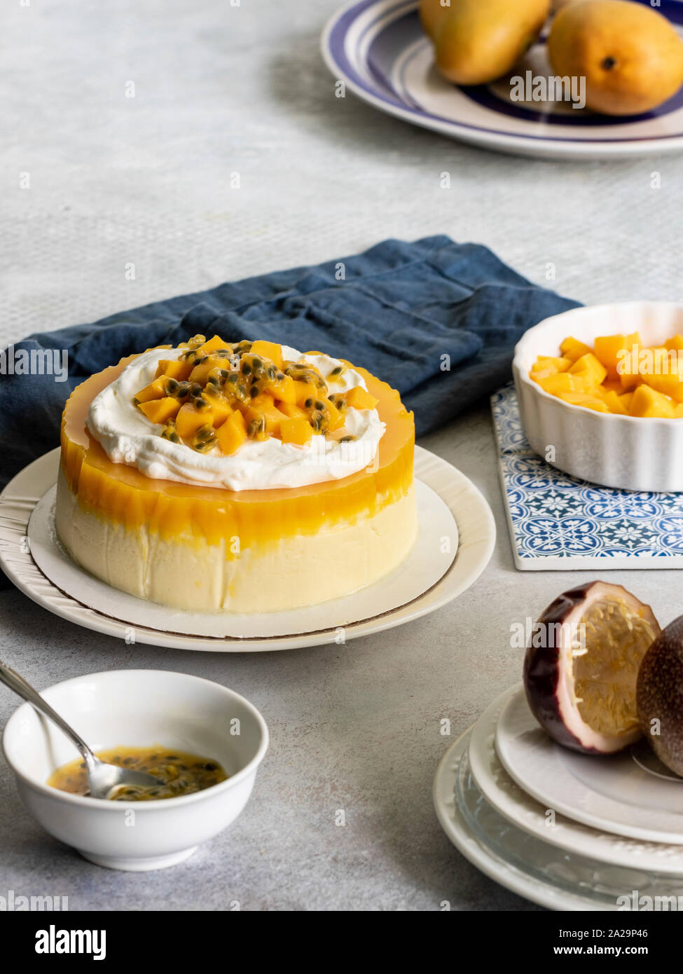 Passione Fuit Mango Cheesecake sulla piastra bianca Foto Stock
