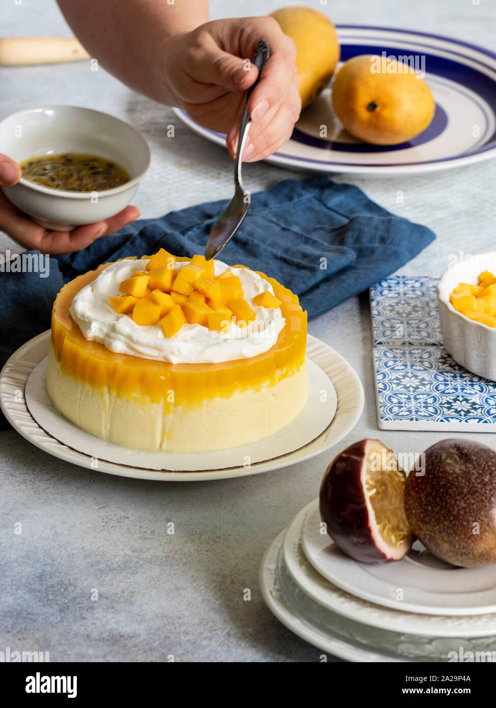 Passione Fuit Mango Cheesecake sulla piastra bianca Foto Stock