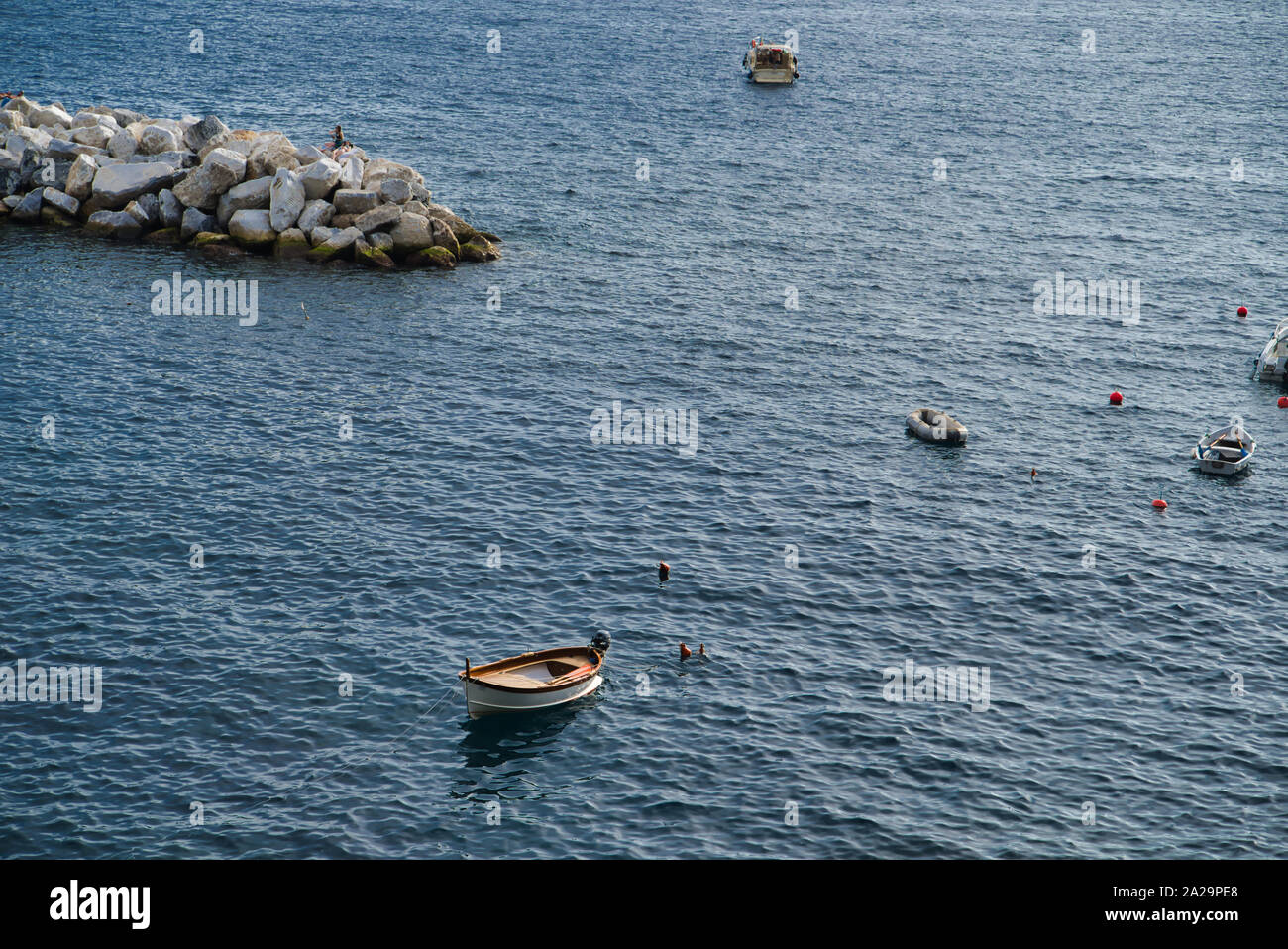 Barche in mare baia, l'Italia, il Parco Nazionale delle Cinque Terre Foto Stock