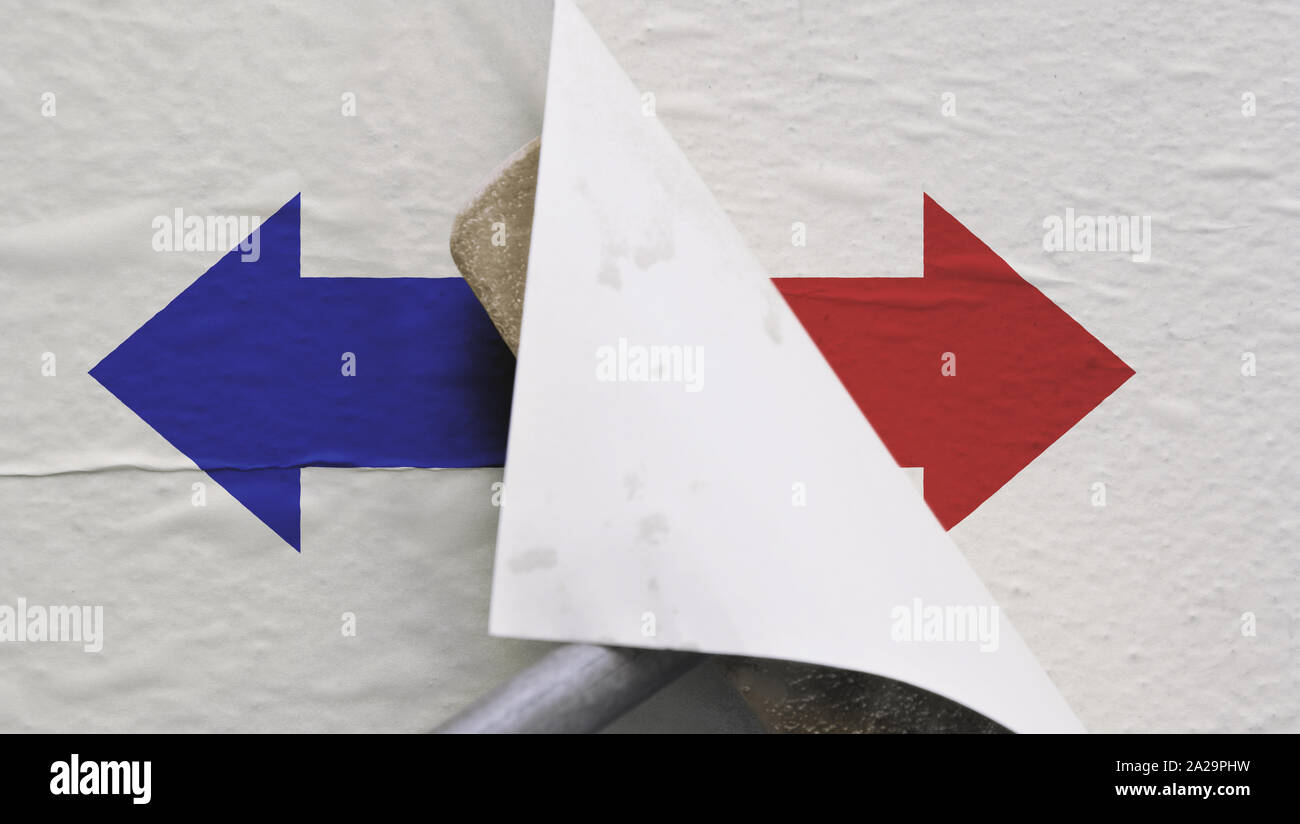 Cambiamento di rotta, illustrato da poster con red freccia destra essendo coperto da uno blu con la freccia a sinistra. Flip come necessario Foto Stock