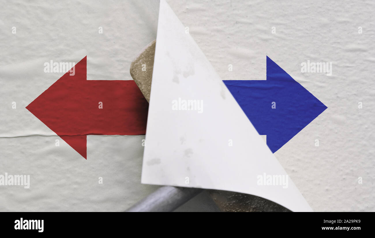 Cambiamento di rotta, illustrato da poster con blu freccia destra essendo coperto da uno con la freccia rossa rivolta a sinistra. Flip come necessario Foto Stock