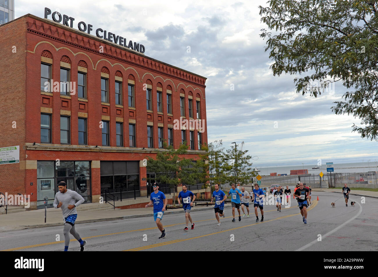 Guide di scorrimento nel 2019 Undy Run-Walk fanno il loro modo in passato il porto di Cleveland nel magazzino Quartiere di downtown Cleveland, Ohio, USA. Foto Stock