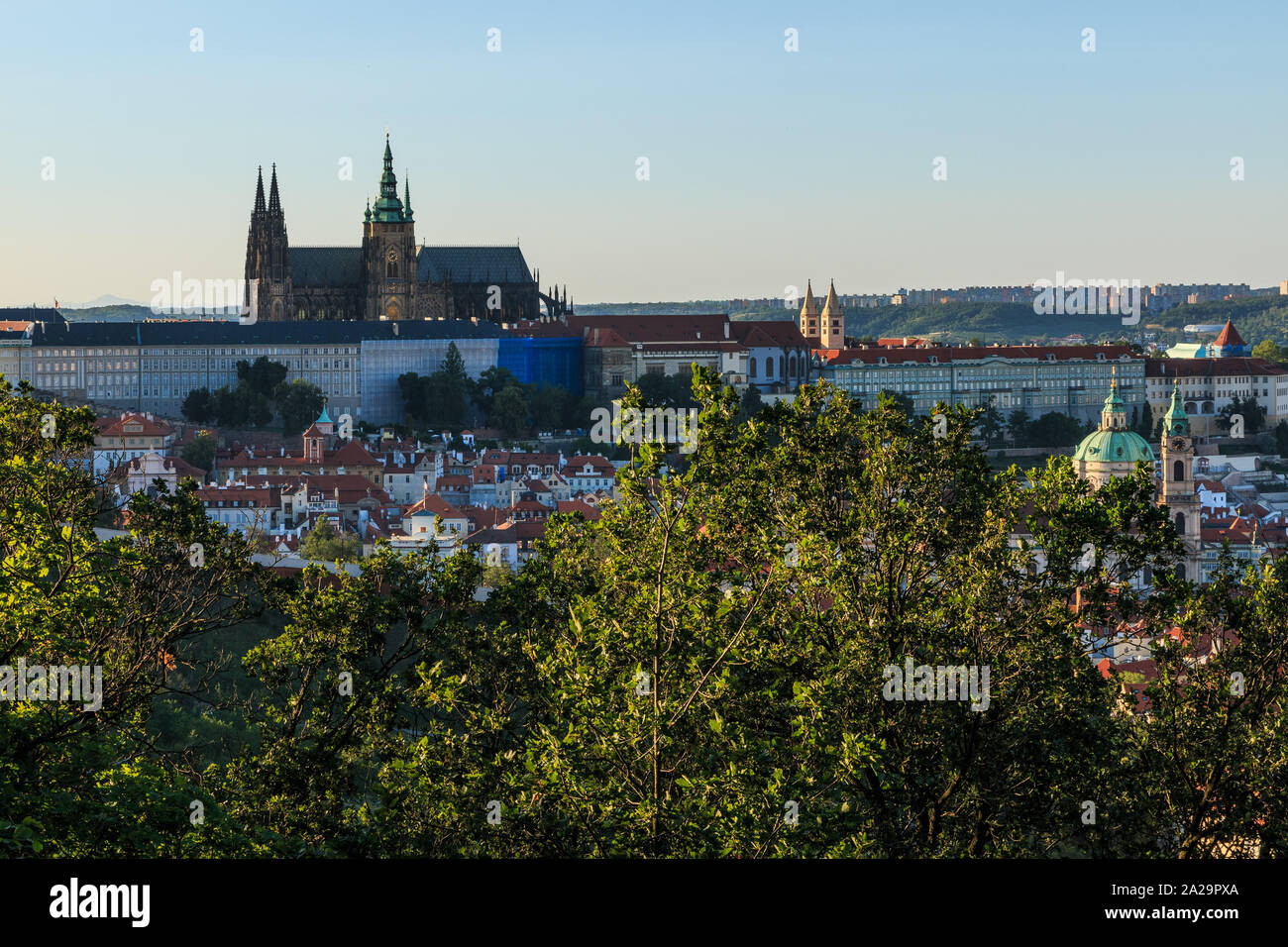 Vista panoramica del castello di Praga e la Cattedrale di San Vito sopra i tetti del quartiere Mala Strana dal punto di vista Petrin con cielo blu un Foto Stock