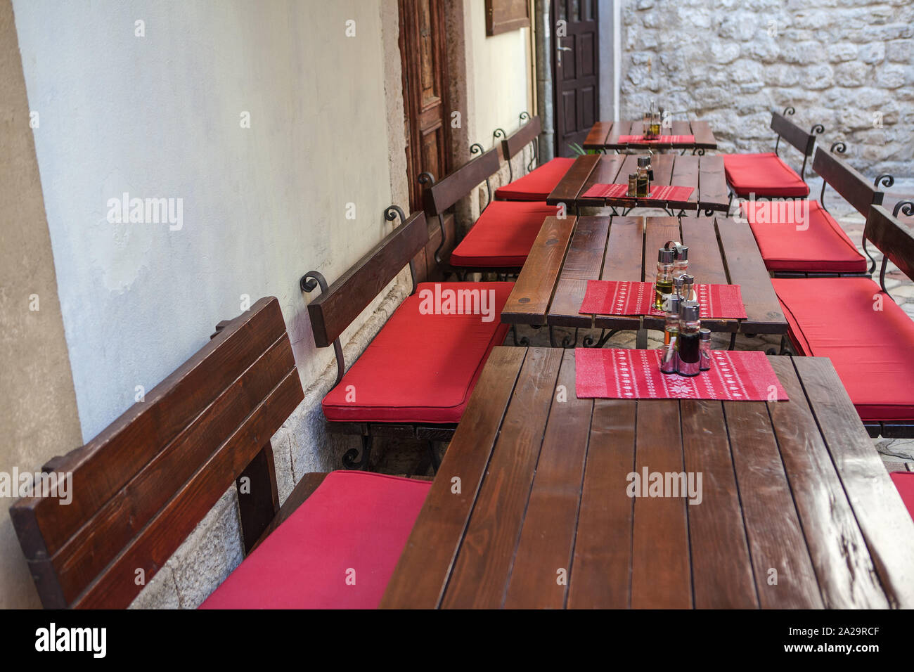 Ristorante tradizionale con tavoli di legno Foto Stock