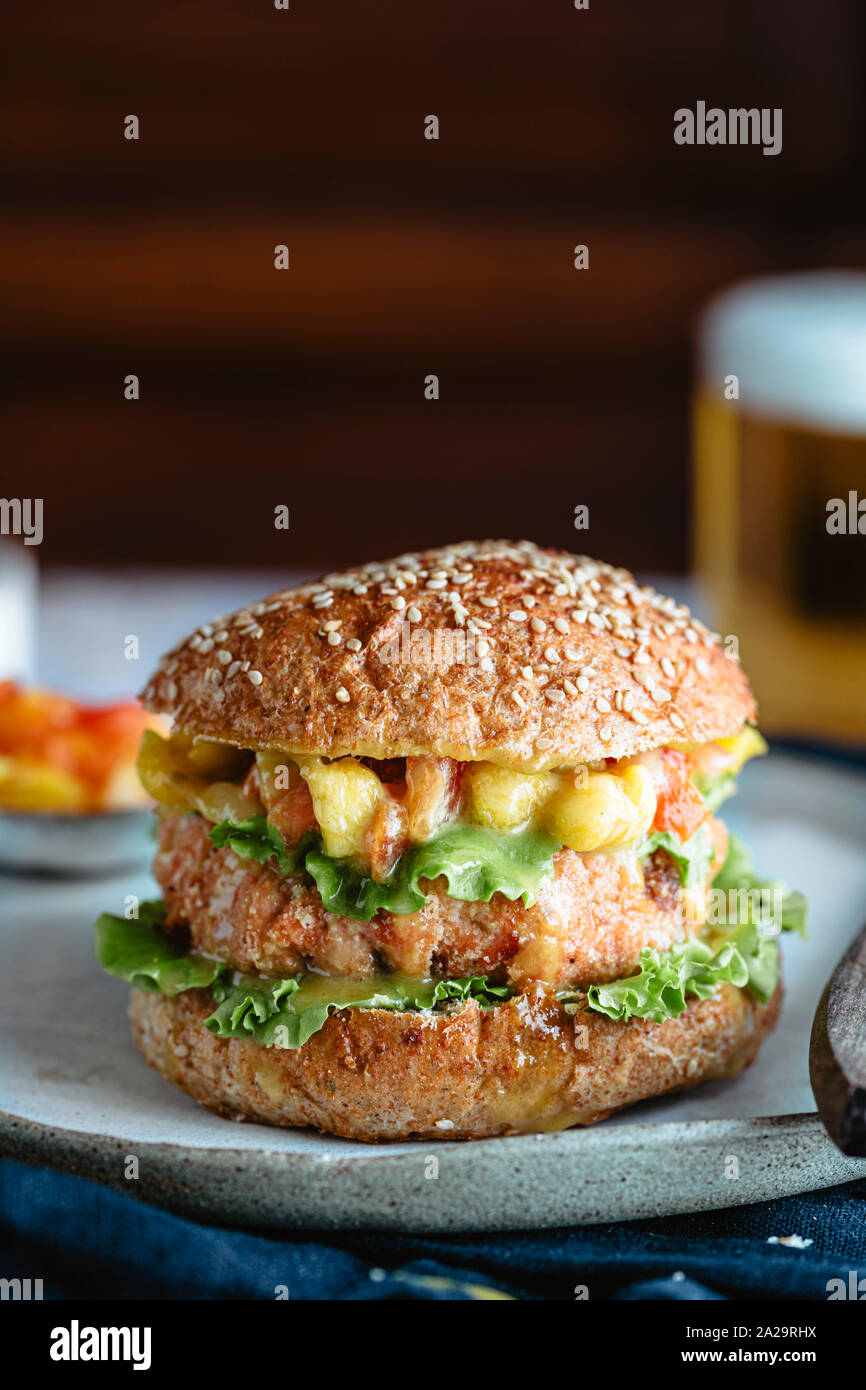 Un sano hamburger di salmone su una piastra Foto stock - Alamy