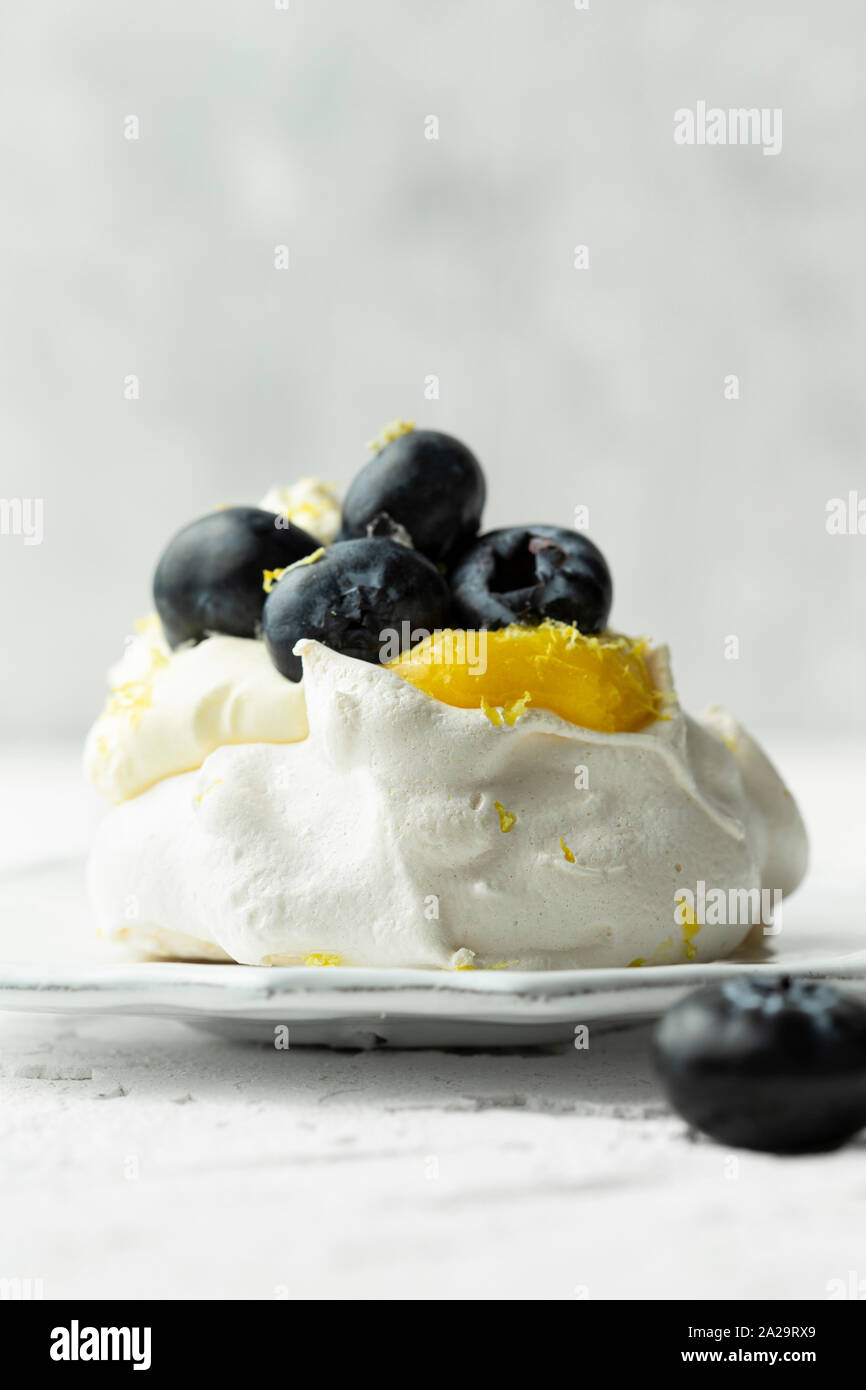 Mini cagliata di limone pavlovas su sfondo bianco Foto Stock
